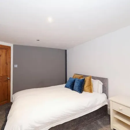 Stunning Spacious - Sleeps 6 *