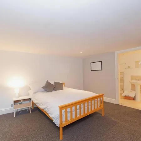 Stunning Spacious - Sleeps 6 * Harrogate