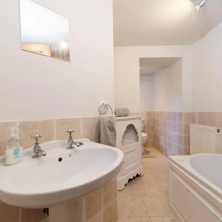 Stunning Spacious - Sleeps 6 *